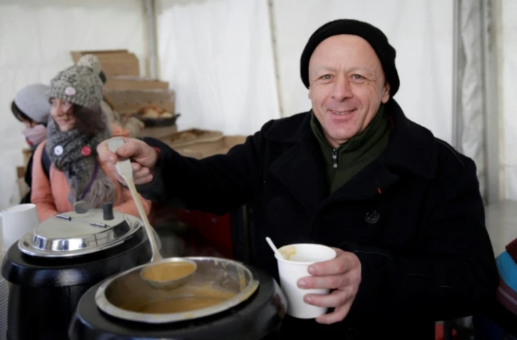 Le chef étoilé Thierry Marx sert la soupe populaire à l'occasion du dixième anniversaire de la mort de l'abbé Pierre, le 22 janvier 2017 à Paris