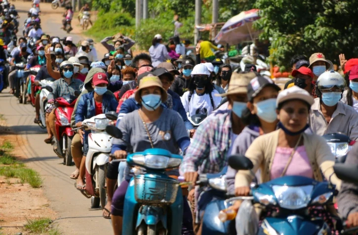 Photo diffusée le 7 avril 2021 à Dawei Watch d'une manifestation à Dawei contre le coup d'Etat militaire en Birmanie