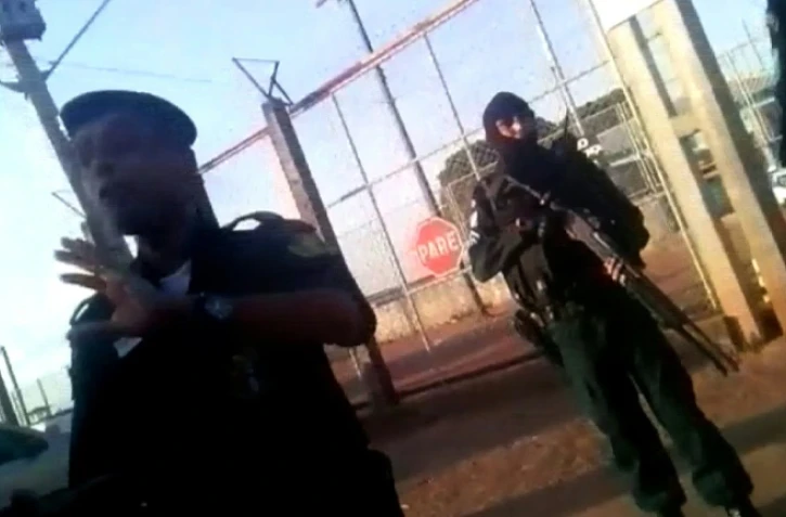 Capture d'écran d'une video de Folha de Boa Vista montrant des policiers le 16 octobre 2016 devant le pénitencier de Monte Cristo à Boa Vista, au Brésil