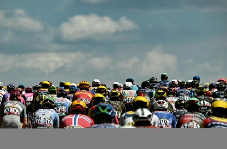 Le peloton du Tour de France lors de la 13e étape entre Dole et Belfort, le 17 juillet 2026