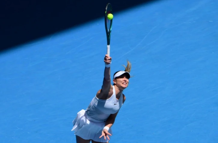 L'Espagnole Paula Badosa sert face à l'Américaine Coco Gauff en quarts de finale de l'Open d'Australie à Melbourne, le 21 janvier 2025