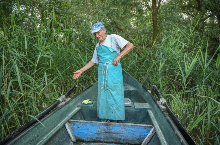 Iosif Acsente, prépare son filet de pêche, près du village de Sfantu Gheorghe, à l'embouchure du Danube le 17 juin 2020