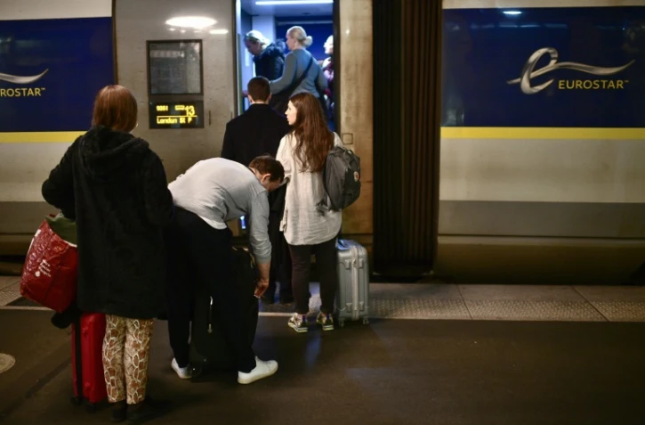 Des passagers embarquent à bord de l'Eurostar à Paris