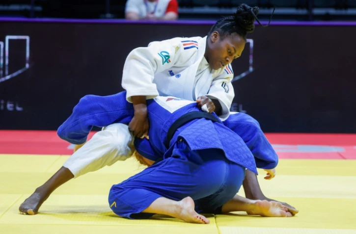 La Française Clarisse Agbegnenou (en blanc), lors de la demi-finale des -63 kg des Mondiaux de judo, contre l'Autrichienne Lubjana Piovesana le 10 mai à Doha