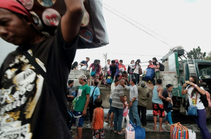 Des Philippins fuyant à l'approche du puissant typhon Nock-Ten, le 24 décembre 2016 à Tabaco