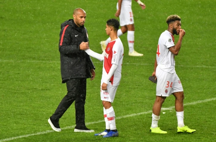 L'entraîneur de Monaco Thierry Henry (g) serre la main du milieu Sofiane Diop à la fin du match contre Dijon au Stade Louis II, le 27 octobre 2018
