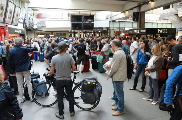 Des passagers attendent à la gare Montparnasse le 30 juillet 2017