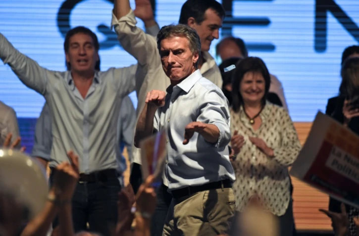 Le candidat conservateur Mauricio Macri danse le 25 octobre 2015 au siège de son parti à Buenos Aires, au soir du 1er tour des élections présidentielles