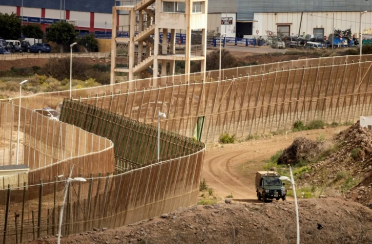 Vue de la frontière séparant le Maroc (à droite) de l'enclave espagnole de Melilla (à gauche), le 4 mars 2022