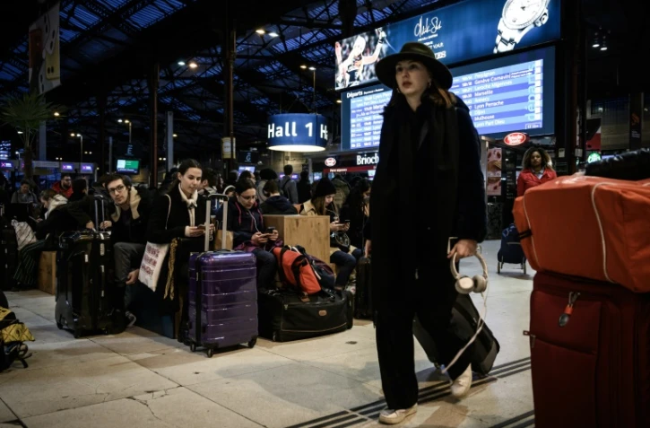 Des voyageurs attendent un train à la gare de Lyon au 16e jour de la grève contre la réforme des retraites, le 20 décembre 2019 à Paris