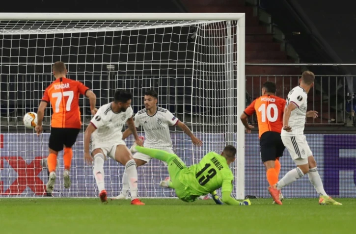L'attaquant ukrainien du Shakhtar Donetsk, Junior Moraes (2e d) ouvre le score lors du quart de finale de la Ligue Europa face au FC Bâle, à Gelsenkirchen, le 11 août 2020