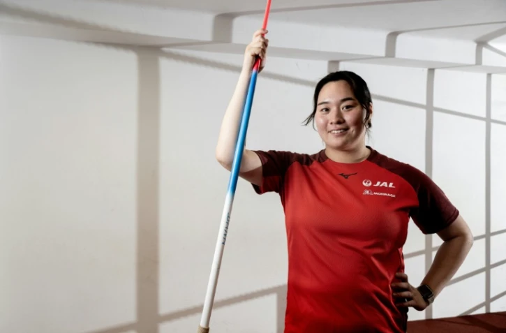 La médaillée d'or olympique en javelot, Haruka Kitaguchi, pose dans la ville tchèque de Domazlice où elle s'entraîne, le 14 août 2025