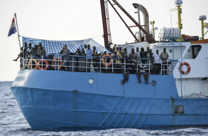 Le "Iuventa", un bateau de l'ONG Jugend Rettet, utilisé pour porter assistance aux migrants en Méditerranée, au large des côtes libyennes le 4 novembre 2016