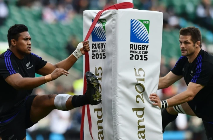 Les Néo-Zélandais Julian Savea (g) et Richie McCaw à l'échauffement avant la finale du Mondial contre l'Australie, le 31 octobre 2015 à Twickenham   