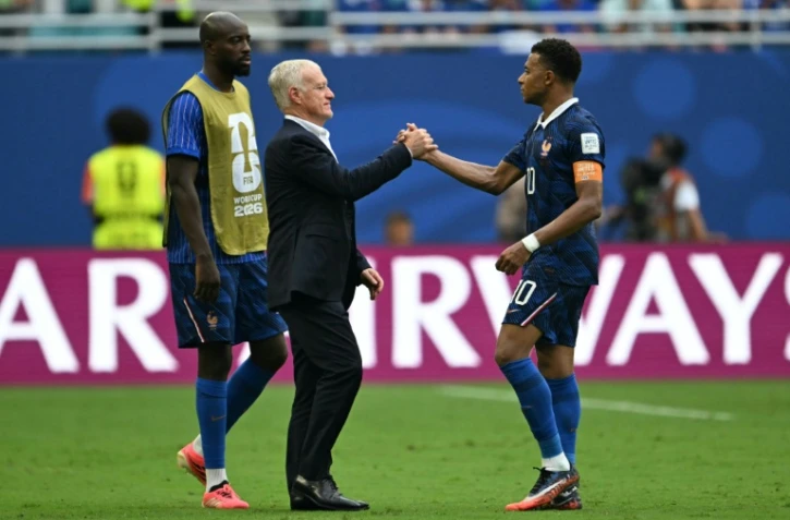 Le sélectionneur Didier Deschamps et son capitaine Kylian Mbappé après la défaite dans le match pour la 3e place de la Coupe du monde entre la France et l'Angleterre à Miami le 18 juillet 2026