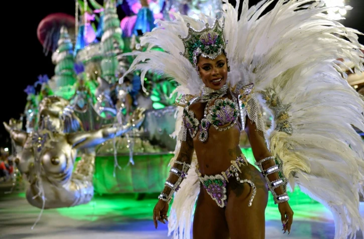 Une danseuse de l'école de samba Paraiso do Tuiuti samba lors de la première nuit du carnaval de Rio le 23 février 2020.
