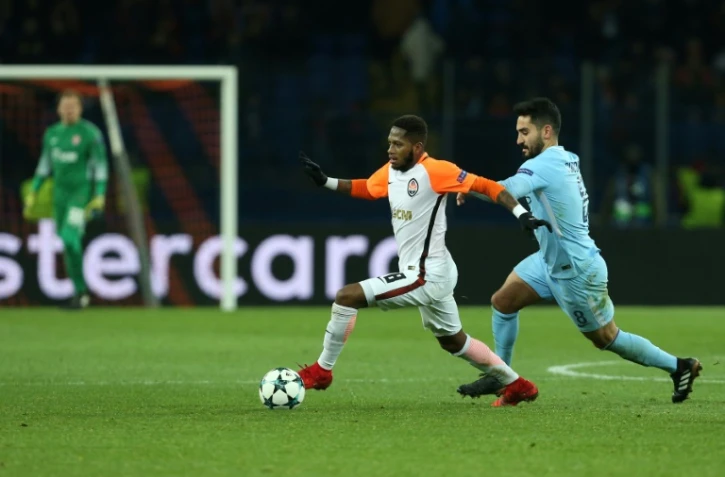 Le Brésilien Fred, alors milieu du Shakhtar Donetsk (g), à la lutrte avec celui de Manchester City Ilkay Gundogan en C1, le 6 décembre 2017 à Kharkiv en Ukraine
