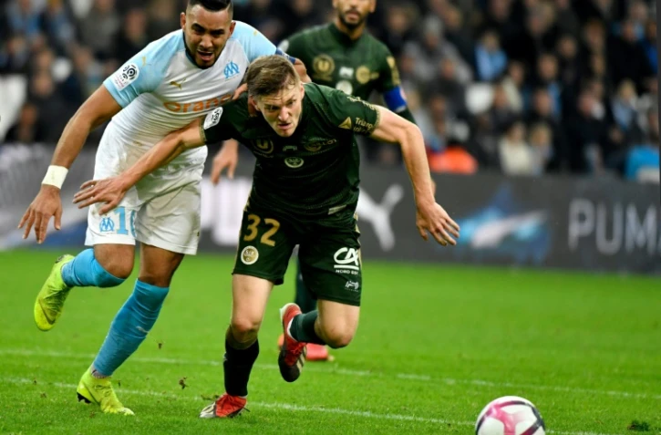 Le Marseillais Dimitri Payet (g) à la lutte avec le défenseur belge de Reims Thomas Foket, le 2 décembre 2018 au Stade Vélodrome