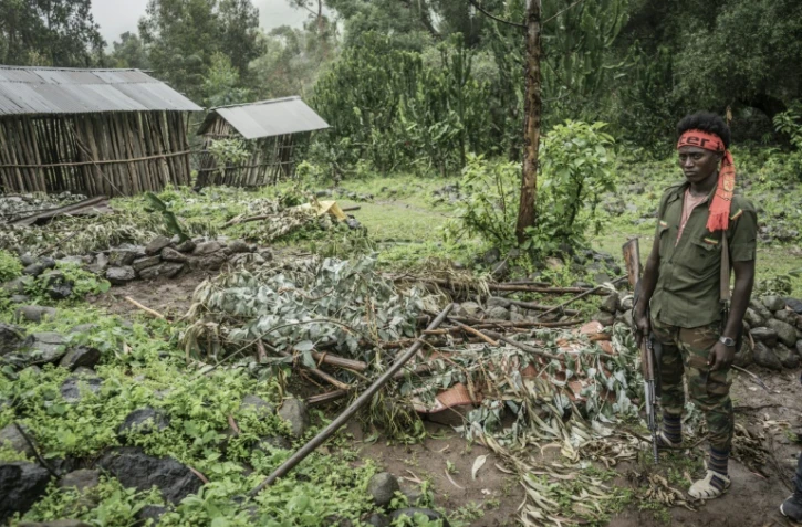 Un milicien amhara devant un charnier dans le village de Chenna, le 14 septembre 2021