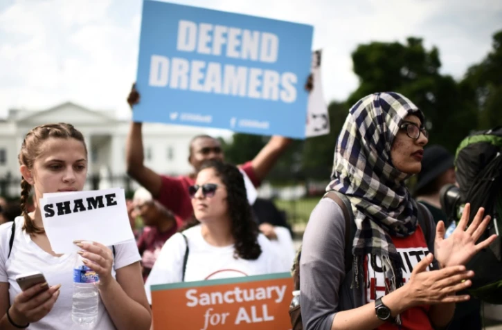 Immigrants et sympathisants manifestent lors d'un rassemblement à l'appui de l'Action différée pour les arrivées infantiles (DACA) devant la Maison Blanche le 5 septembre 2017 à Washington