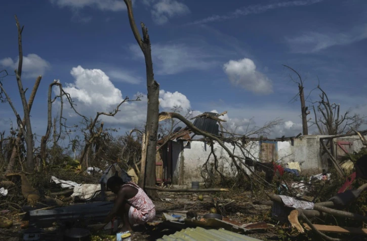 Une femme prépare un repas au milieu des décombres à Port-Salut, au sud-ouest de Port-au-Prince, le 9 octobre 2016 