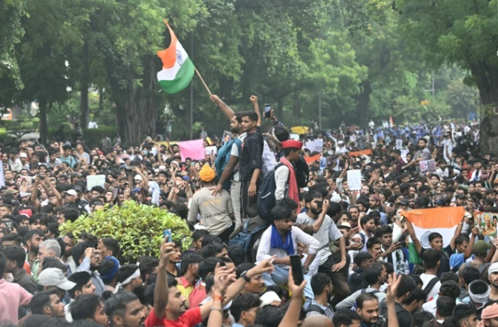 Des partisans du "Parti du peuple des cafards" (CJP) manifestent pour réclamer la démission du ministre de l'Éducation, en raison de fraudes présumées aux examens universitaires, le 20 juillet 2026 à New Delhi, en Inde