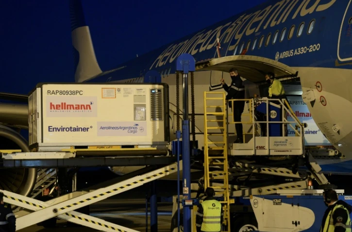 Une cargaison de 384.000 doses de vaccin chinois Sinopharm contre le Covid-19 est déchargée à l'aéroport de Buenos Aires, le 25 avril 2021