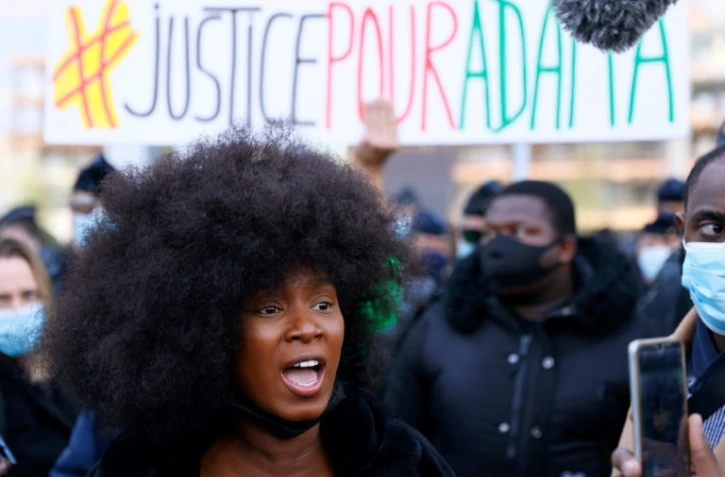 La militante française Assa Traoré, soeur d'Adama Traoré, mort en 2016 après son interpellation par les gendarmes, arrive au palais de justice de Paris, le 7 mai 2021