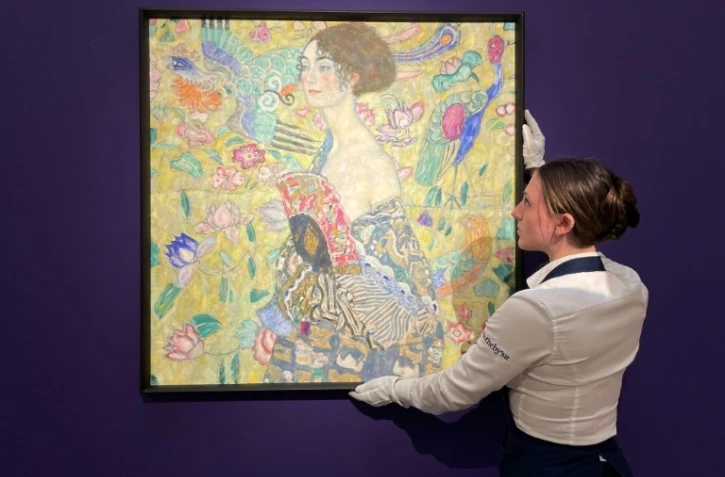 "La Dame à l'éventail" de Klimt exposée lors de la vente aux enchères Sotheby's à Londres, le 20 juin 2023