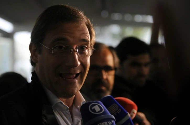 Le chef du parti de centre droit PSD (Parti social-démocrate) et Premier ministre sortant Pedro Passos Coelho parle à la presse après avoir voté à Massama dans la banlieue de Lisbonne, le 4 octobre 2015