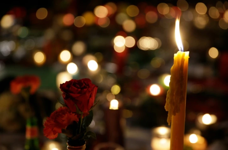 Fleurs et bougie en hommage aux victimes des attentats, place de la Bourse le 23 mars 2016 à Bruxelles 