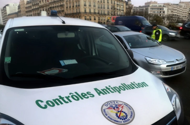 Des automobilistes contrôlés le 8 décembre 2016 à Paris dans le cadre de la circulation alternée 