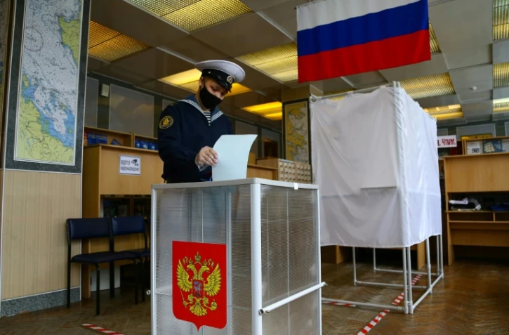 Un cadet de la Marine russe vote à l'occasion du référendum sur la réforme constitutionnelle, le 1er juillet 2020 à Vladivostok