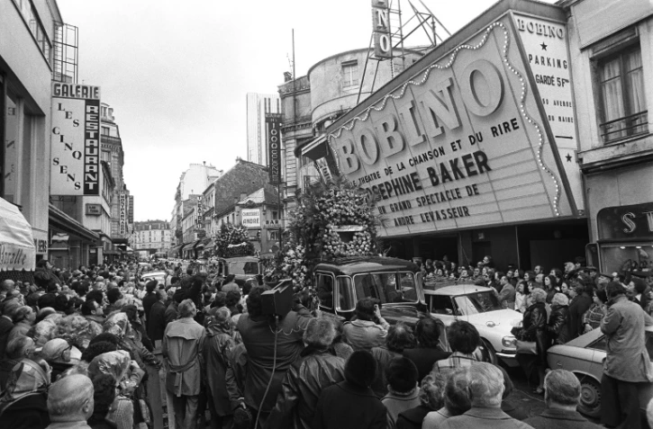 Le cortège funèbre de Joséphine Baker passe devant le théâtre de Bobino, le 15 avril 1975 à Paris