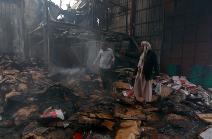 Une usine de produits alimentaires au centre de Sanaa après un raid aérien, le 9 août 2016