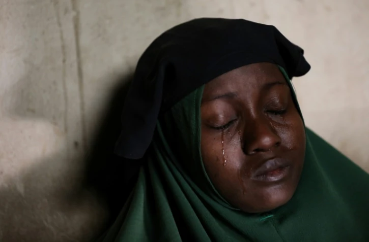 Humaira Mustapha, mère de deux des 317 adolescentes enlevées par des hommes armés, pleure devant sa maison, le 27 février 2021 à Jangebe, dans le nord-ouest du Nigeria