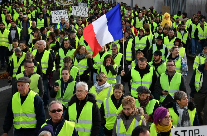 Des gilets jaunes participent à une manifestation à Rochefort, le 24 novembre 2018