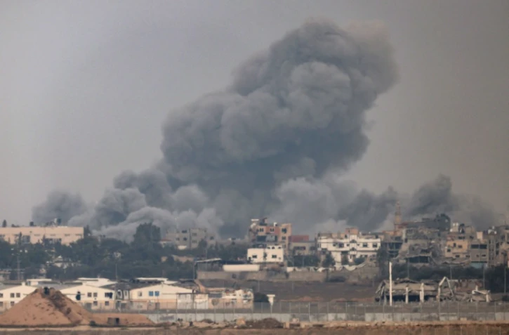 Une photo prise depuis le sud d'Israël montre un panache de fumée après des bombardements dans la bande de Gaza le 7 décembre 2023
