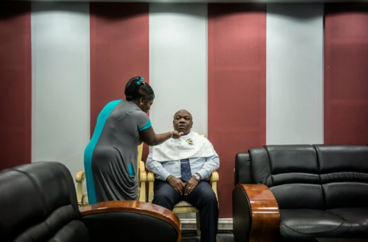 Le président gabonais Ali Bongo maquillé pour un débat télévisé le 24 août 2016 à Libreville