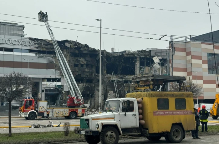 Un bâtiment touché par un tir de missile à Dnipro en Ukraine, le 29 décembre 2023.