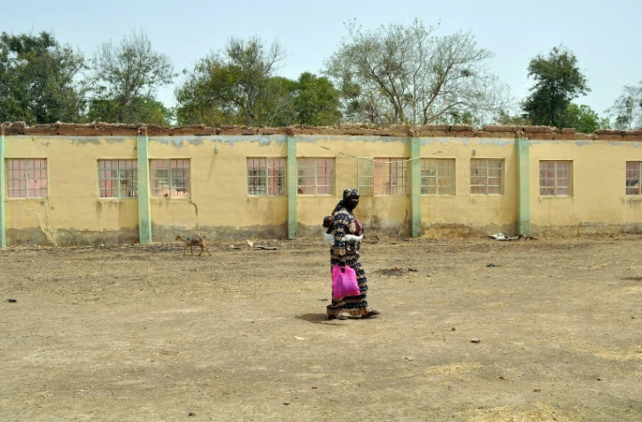 Une femme marche devant l'école de Chibok le 14 avril 2015