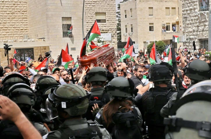 Des violences entre les forces de sécurité israéliennes et des Palestiniens du cortège funéraire de la journaliste Shireen Abu Akleh, à Jérusalem, le 13 mai 2022