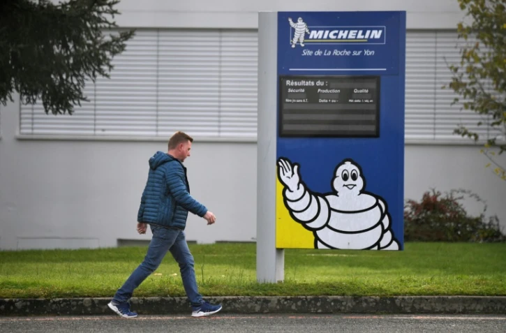 Un salarié devant le site Michelin de la Roche-sur-Yon le 10 octobre 2019, après l'annonce de sa prochaine fermeture