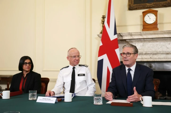 Le Premier ministre britannique Keir Starmer (D) en conférence de presse avec la ministre de l'Intérieur Shabana Mahmood (G) et le commissaire de la POlice métropolitaine Mark Rowley (C) à Londres le 30 avril 2026