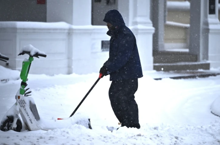 Une personne déneige la rue à Washington, le 6 janvier 2025