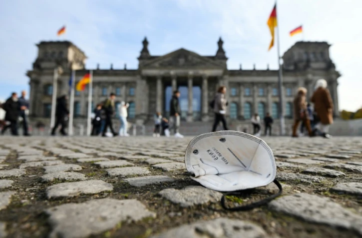 Un masque abandonné sur le sol, devant le Reichstag, le 19 octobre 2021 à Berlin