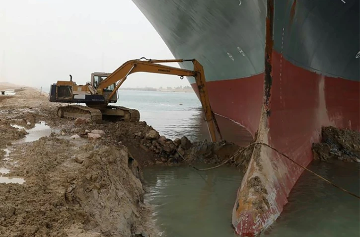 Photo fournie par l'Autorité égyptienne du canal de Suez (SCA) montrant l'avant du navire Ever given, bloqué dans le canal, le 25 mars 2021