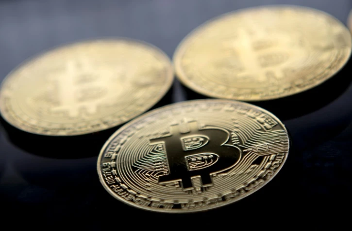 Des pièces d'or frappées du logo de la cryptomonnaie bitcoin, le 20 novembre 2017 à Londres