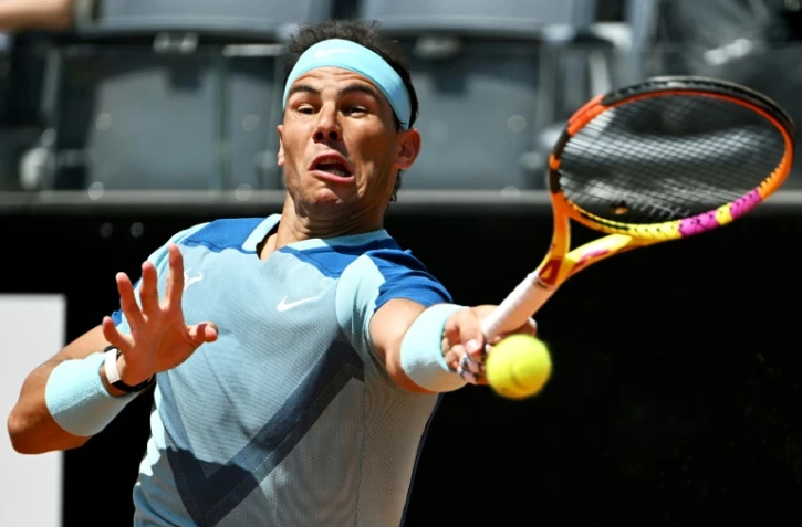 L'Espagnol Rafael Nadal retourne un service de l'Américain John Isner pendant leur match du 1er tour à l'Open d'Italie, le 11 mai 2022 au Foro Italico, à Rome.