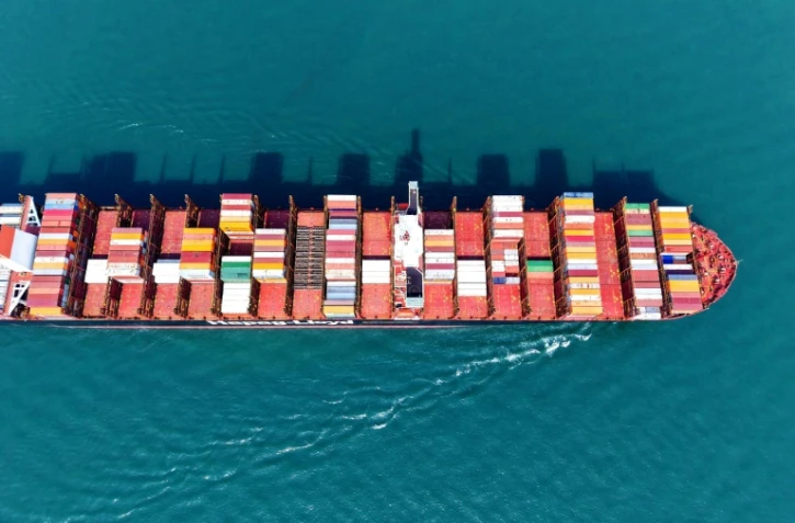 Un porte-conteneurs quitte le port de Qingdao, dans la province chinoise du Shandong, le 6 mars 2025